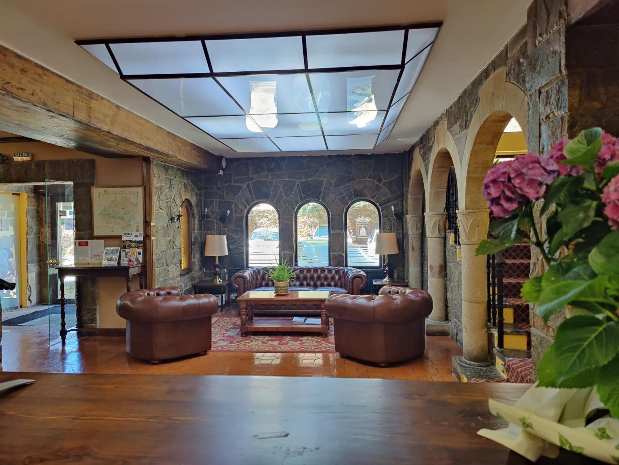 Hotel Leonor Miron Сория Екстериор снимка